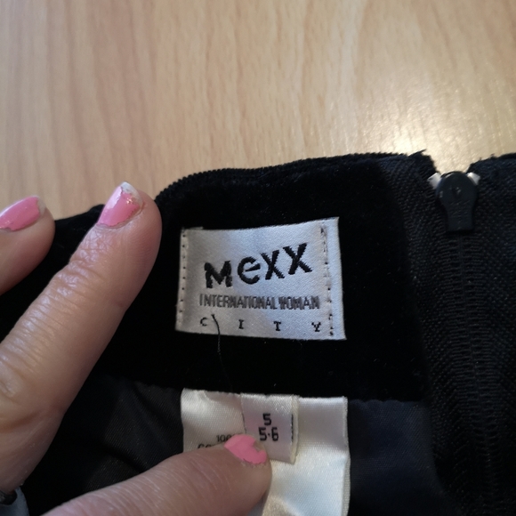 Velvet black skirt - Picture 2 of 4